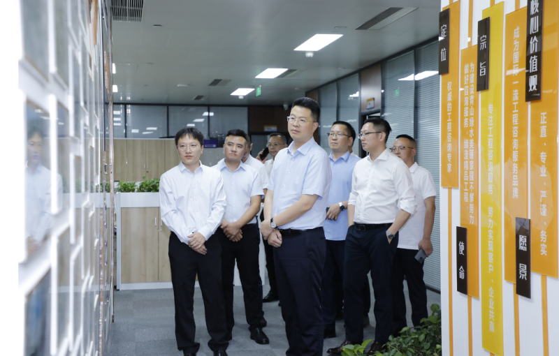 管洲洋總裁助理帶領(lǐng)參觀講解